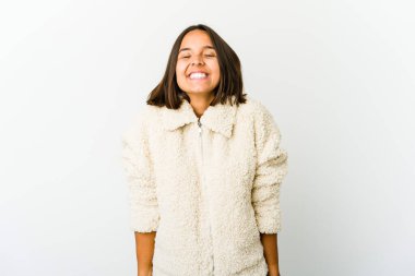 Genç melez kadın gülüyor, gözlerini kapıyor, rahat ve mutlu hissediyor..