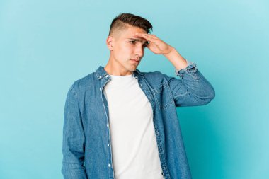 Beyaz tenli yakışıklı adam tapınaklara dokunuyor ve baş ağrısı çekiyor..