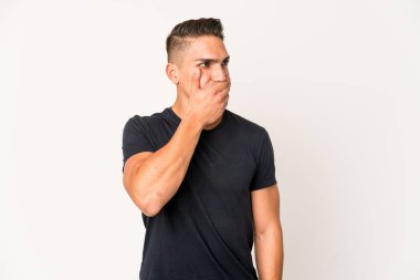 Beyaz tenli yakışıklı bir adam düşünceli bir şekilde bir fotokopi odasına izole edilmiş ağzını eliyle kapatmış..