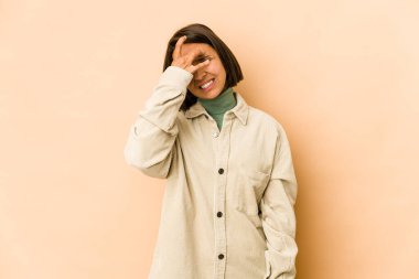 Genç İspanyol kadın tapınaklara dokunuyor ve baş ağrısı çekiyor..