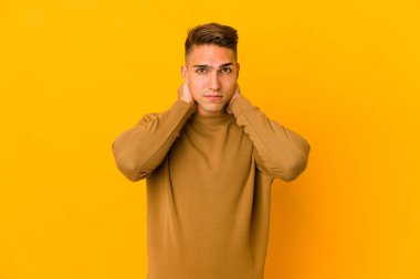 Genç, yakışıklı, beyaz bir adam kafasının arkasına dokunuyor, düşünüyor ve bir seçim yapıyor..