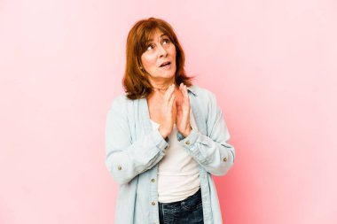 Kafkasyalı kıdemli kadın bir plan hazırlıyor..