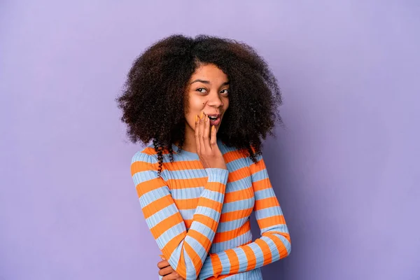 Genç Afro Amerikalı Kıvırcık Kadın Mor Arka Planda Izole Edilmiş — Stok fotoğraf