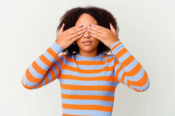 Joven Africano Americano Mestizo Mujer Aislado Miedo Cubriendo Ojos Con —  Fotos de Stock