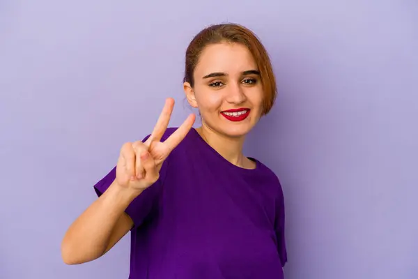 Giovane Araba Donna Razza Mista Mostrando Segno Vittoria Sorridente Ampiamente — Foto Stock