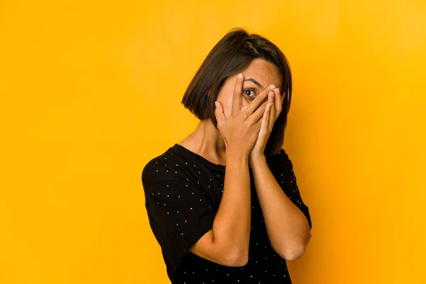 Junge Hispanische Frau Isoliert Auf Gelbem Blinzeln Durch Finger Verängstigt — Stockfoto