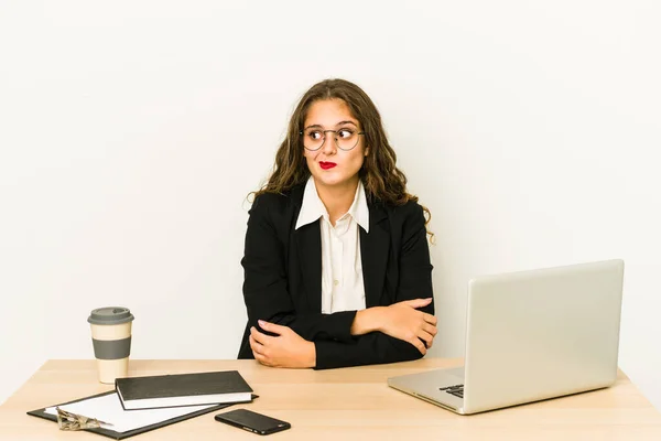 Jovem Mulher Negócios Caucasiana Trabalhando Seu Desktop Isolado Confuso Sente — Fotografia de Stock