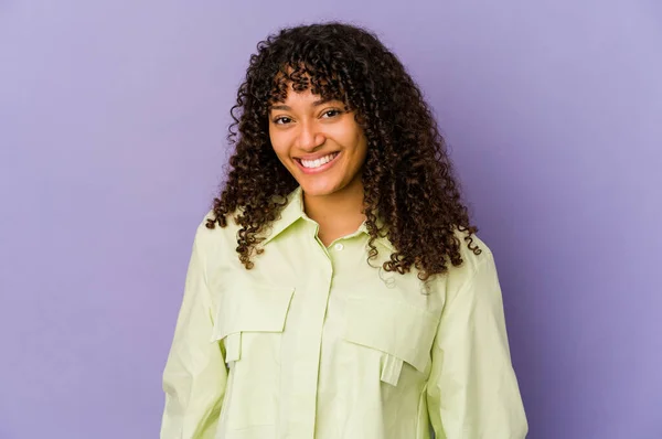 Jong Afrikaans Amerikaans Afro Vrouw Geïsoleerd Gelukkig Glimlachend Vrolijk — Stockfoto