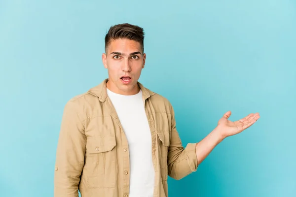 Young Caucasian Handsome Man Isolated Impressed Holding Copy Space Palm — Stock Photo, Image