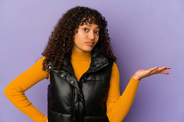 Jonge Afro Amerikaanse Afro Vrouw Geïsoleerd Twijfelen Schouders Ophalen Vragen — Stockfoto