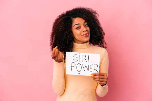 一个年轻的非洲卷曲的美国女人拿着一个女孩的权力信息在标语牌上指着你 好像邀请走近你似的 — 图库照片