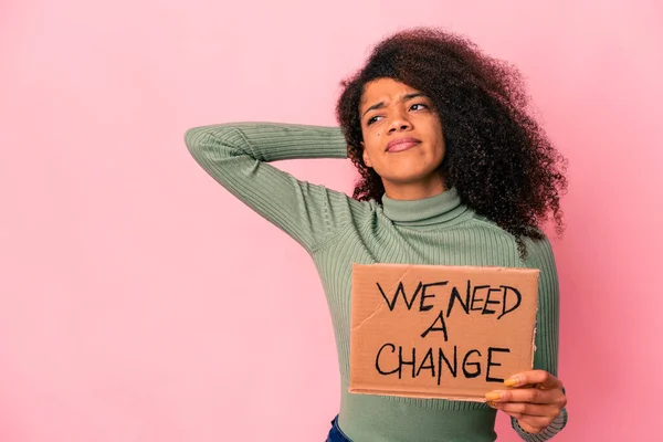 Genç Afro Amerikan Kıvırcık Kadın Elinde Bir Değişiklik Kartonu Tutuyordu — Stok fotoğraf