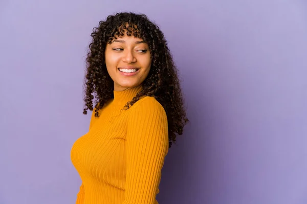 Jong Afrikaans Amerikaans Afro Vrouw Geïsoleerde Kijkt Opzij Glimlachend Vrolijk — Stockfoto