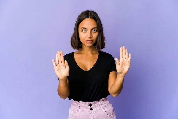 年轻的混血女子站在那里 伸出双手 展示停车标志 阻止你 — 图库照片
