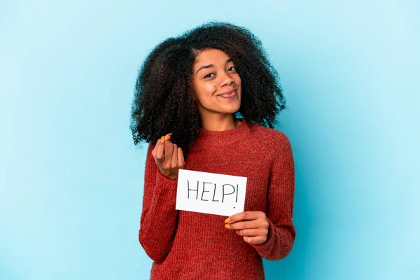 Молодая Африканская Кудрявая Американка Плакатом Помощи Указывающим Тебя Пальцем Словно — стоковое фото