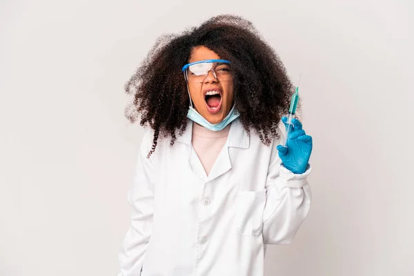 Junge Afrikanische Amerikanische Lockige Ärztin Hält Eine Spritze Und Schreit — Stockfoto