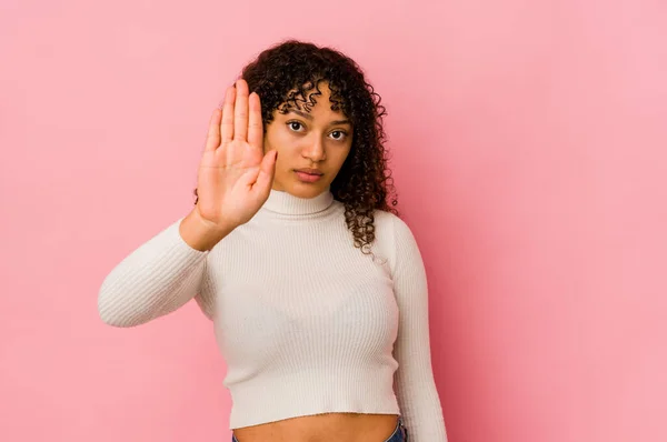 若いアフリカ系アメリカ人のアフロ女性は あなたを防ぐために サインを停止示す手で立って隔離 — ストック写真