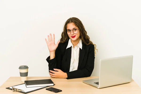 Jovem Mulher Negócios Caucasiana Trabalhando Seu Desktop Isolado Sorrindo Alegre — Fotografia de Stock