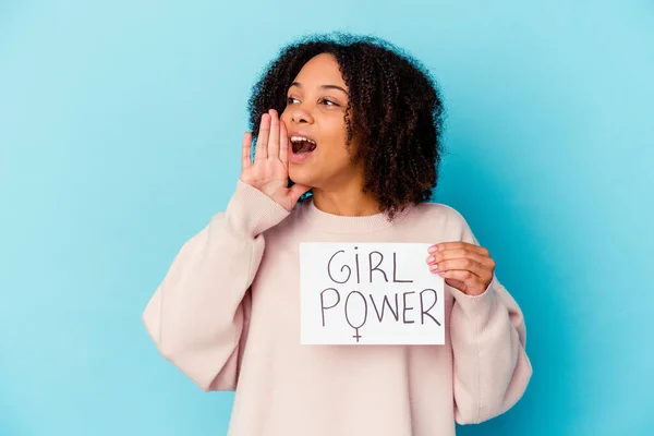 Jovem Negra Americana Mista Mulher Segurando Conceito Poder Menina Gritando — Fotografia de Stock