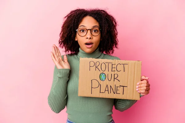 Jeune Femme Afro Américaine Métissée Tenant Une Protéger Notre Planète — Photo