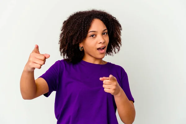 Jovem Negra Americana Mista Mulher Isolada Apontando Para Frente Com — Fotografia de Stock