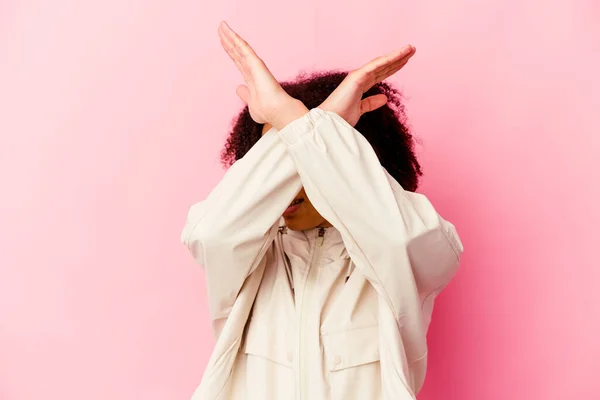 Jovem Negra Americana Mista Mulher Isolada Mantendo Dois Braços Cruzados — Fotografia de Stock