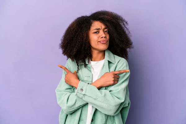 Joven Africana Americana Rizado Mujer Aislado Púrpura Fondo Puntos Lado —  Fotos de Stock