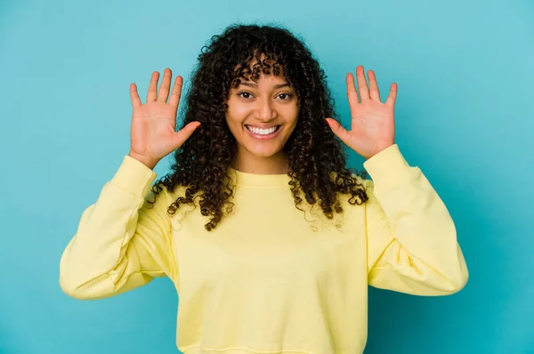 若いアフリカ系アメリカ人のアフロ女性は手で10番目を示す — ストック写真