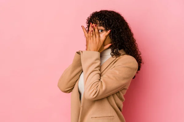 Joven Afroamericana Afro Mujer Aislado Parpadear Través Los Dedos Asustado — Foto de Stock