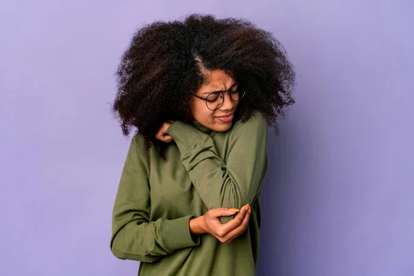 Joven Africana Americana Rizada Aislada Sobre Fondo Púrpura Masajeando Codo —  Fotos de Stock