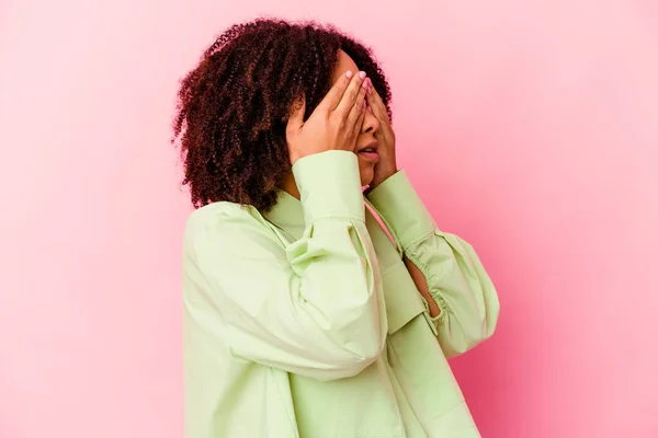 Jovem Negra Americana Mista Mulher Isolada Com Medo Cobrir Olhos — Fotografia de Stock