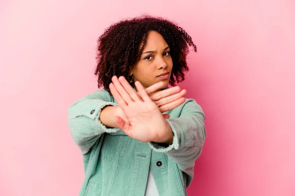 若いアフリカ系アメリカ人の混合人種の女性は あなたを防ぐために 停止標識を示す手を伸ばして立って隔離 — ストック写真
