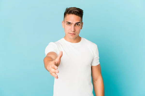 Jovem Caucasiano Bonito Homem Isolado Esticando Mão Câmera Gesto Saudação — Fotografia de Stock