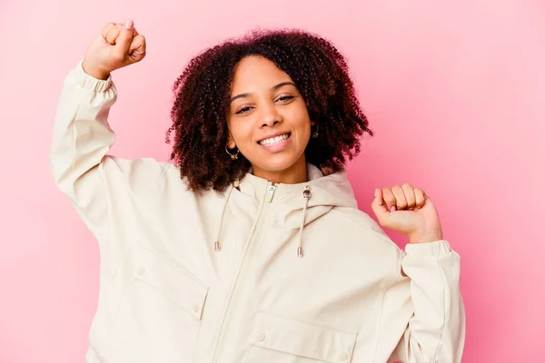 Jovem Negra Americana Mista Mulher Isolada Comemorando Dia Especial Salta — Fotografia de Stock