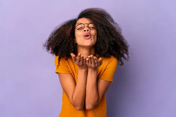 Jeune Femme Frisée Afro Américaine Isolée Sur Fond Violet Pliant — Photo