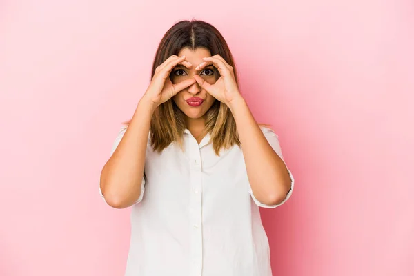 Jovem Indiana Mulher Isolado Rosa Fundo Mostrando Sinal Sobre Olhos — Fotografia de Stock