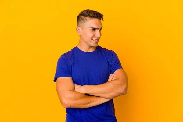 Joven Guapo Caucásico Hombre Aislado Sonriendo Confiado Con Los Brazos — Foto de Stock