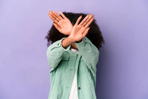 Mujer Rizada Afroamericana Joven Aislada Sobre Fondo Púrpura Manteniendo Dos — Foto de Stock