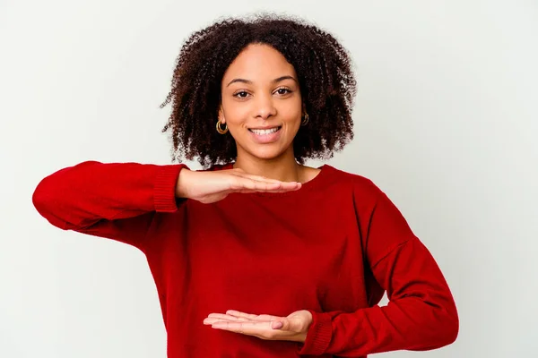 Mujer Joven Afroamericana Raza Mixta Aislada Sosteniendo Algo Con Ambas —  Fotos de Stock