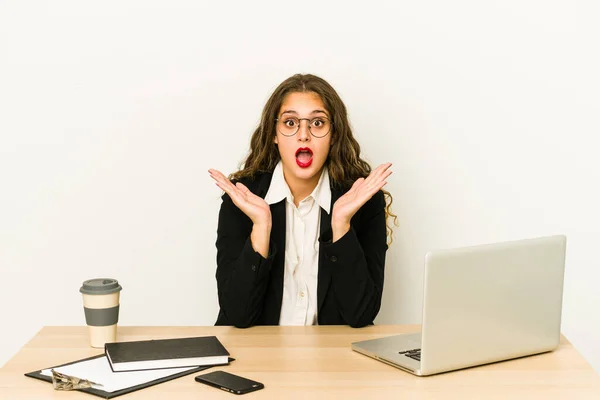 Junge Kaukasische Geschäftsfrau Die Auf Ihrem Desktop Arbeitet Isoliert Überrascht — Stockfoto