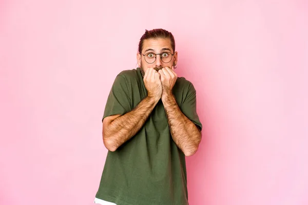 Hombre Joven Con Pelo Largo Mirada Uñas Mordedoras Nervioso Muy — Foto de Stock