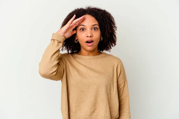 Joven Afroamericana Mestiza Mujer Aislada Grita Fuerte Mantiene Los Ojos —  Fotos de Stock