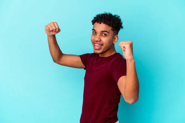 Jovem Afro Americano Encaracolado Homem Isolado Azul Torcendo Despreocupado Animado — Fotografia de Stock