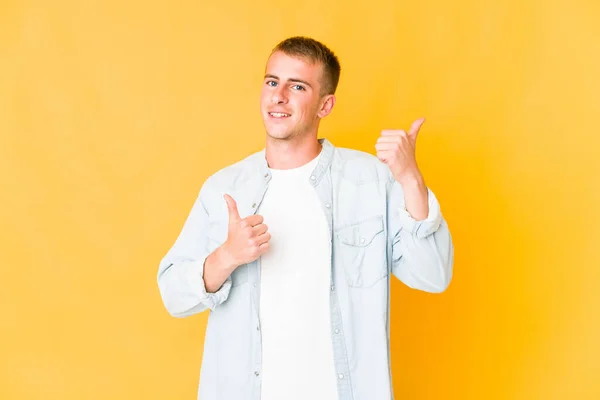 Joven Caucásico Guapo Hombre Levantando Ambos Pulgares Hacia Arriba Sonriendo —  Fotos de Stock