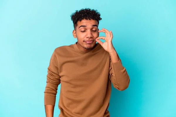 Jovem Afro Americano Encaracolado Homem Isolado Azul Com Dedos Nos — Fotografia de Stock