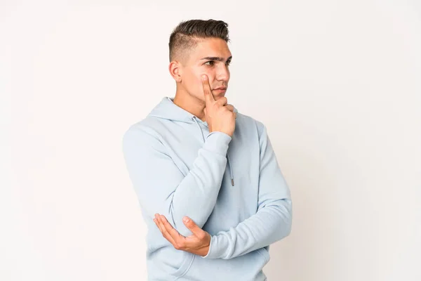 Young Caucasian Handsome Man Isolated Contemplating Planning Strategy Thinking Way — Stock Photo, Image