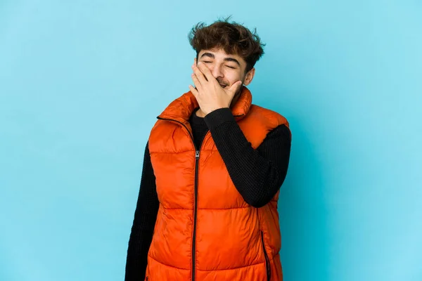 Jovem Árabe Homem Fundo Azul Rindo Feliz Despreocupado Emoção Natural — Fotografia de Stock