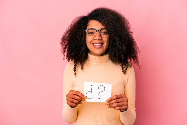 Jovem Afro Americana Encaracolada Segurando Interrogatório Cartaz Feliz Sorridente Alegre — Fotografia de Stock