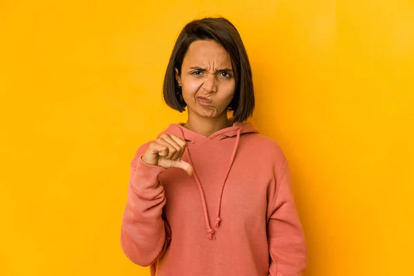 Mulher Hispânica Jovem Isolado Amarelo Mostrando Polegar Para Baixo Conceito — Fotografia de Stock