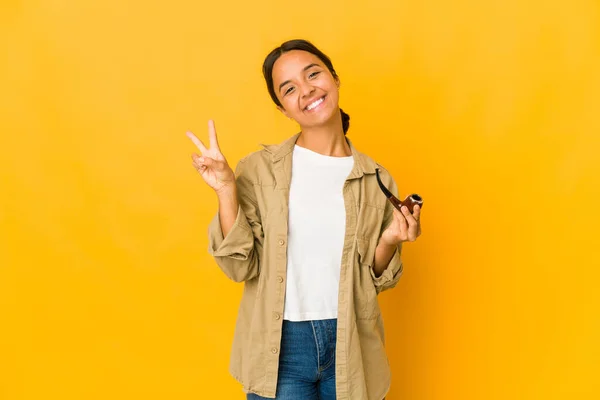 Jonge Latijns Amerikaanse Vrouw Met Een Rookpijp Vrolijk Zorgeloos Met — Stockfoto